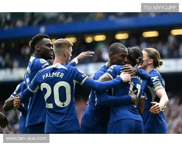 利物浦与贺芬咸激战正酣比分悬念引人关注