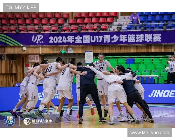 山东男篮与北京首钢激战正酣谁能在这场对决中笑到最后