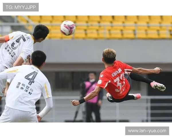 广岛三箭迎战福冈黄蜂争夺联赛关键三分全力以赴展现球队风采